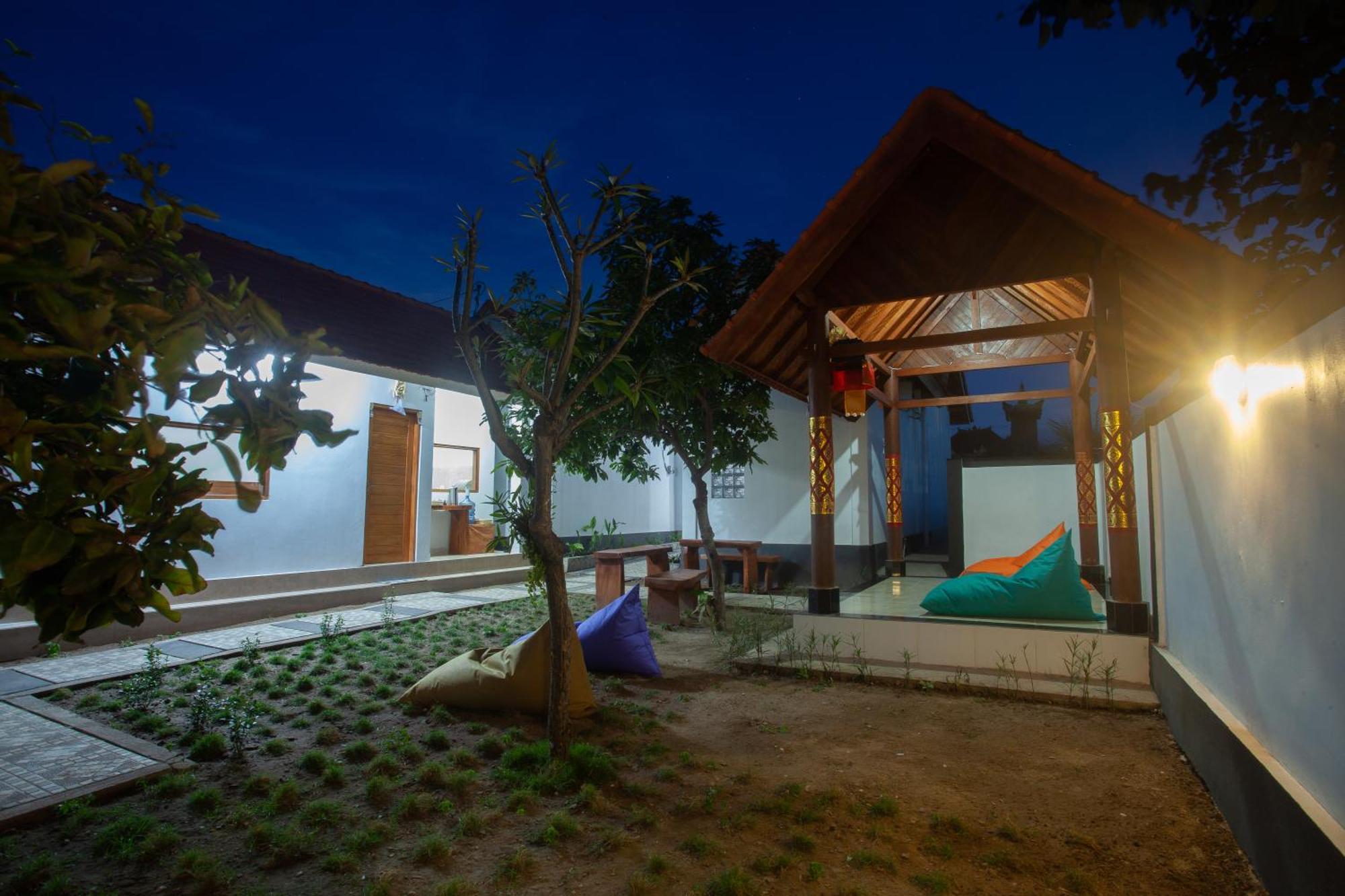 Lucky Hostel Batununggul Zewnętrze zdjęcie