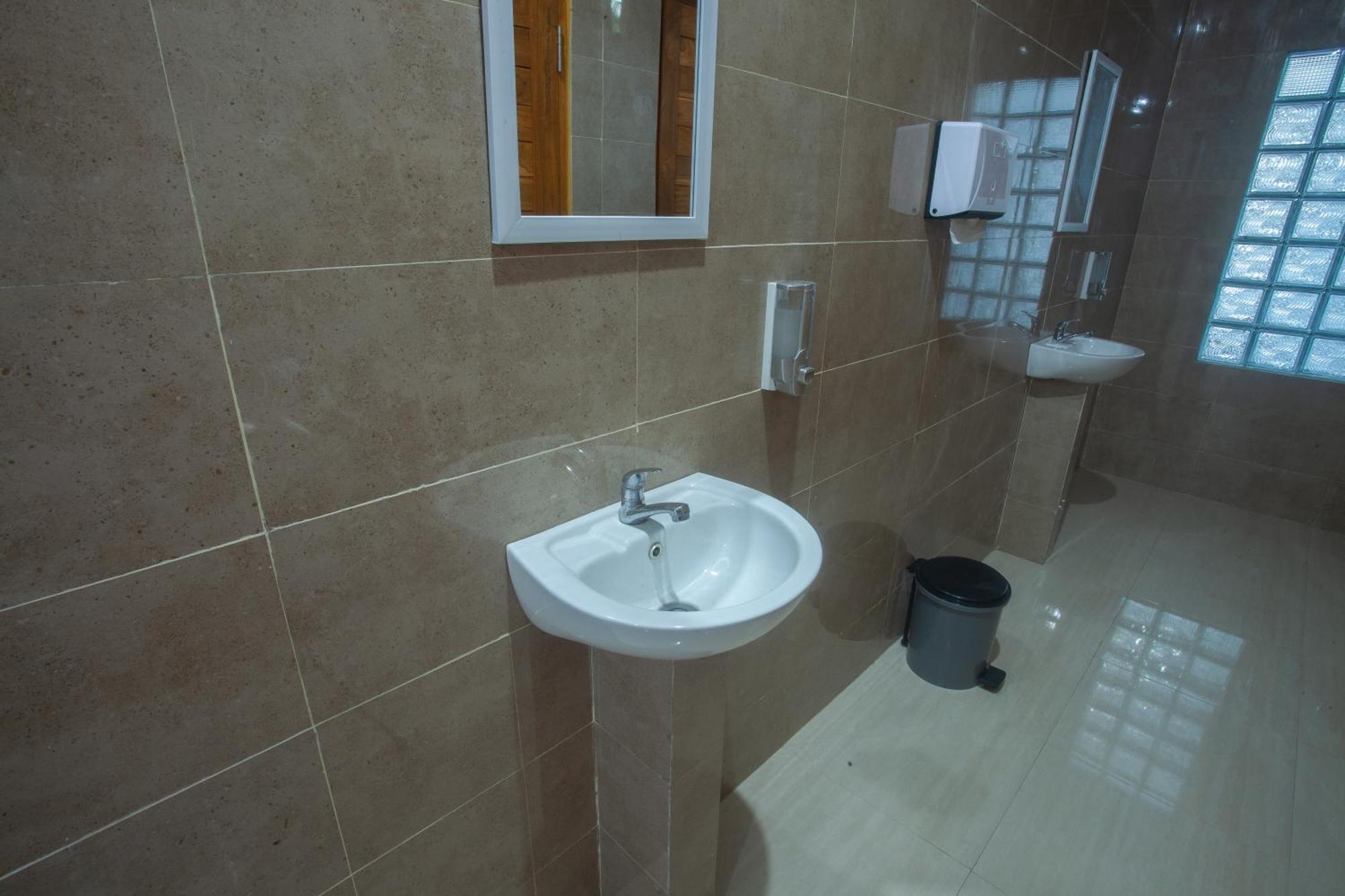 Lucky Hostel Batununggul Zewnętrze zdjęcie