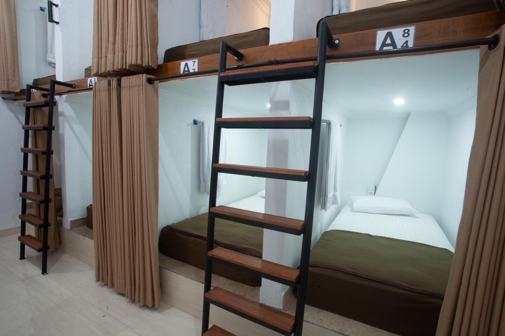 Lucky Hostel Batununggul Zewnętrze zdjęcie