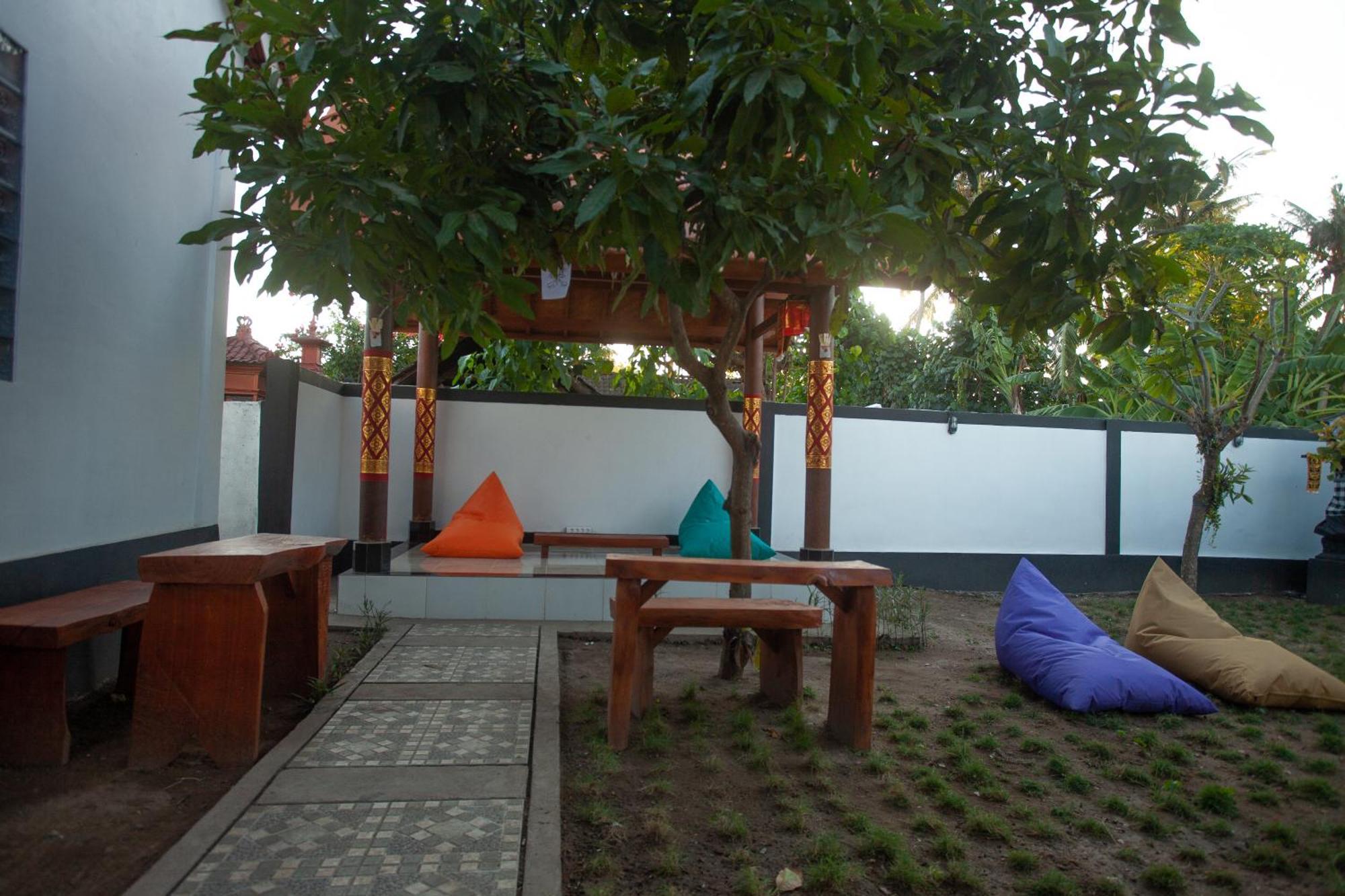 Lucky Hostel Batununggul Zewnętrze zdjęcie