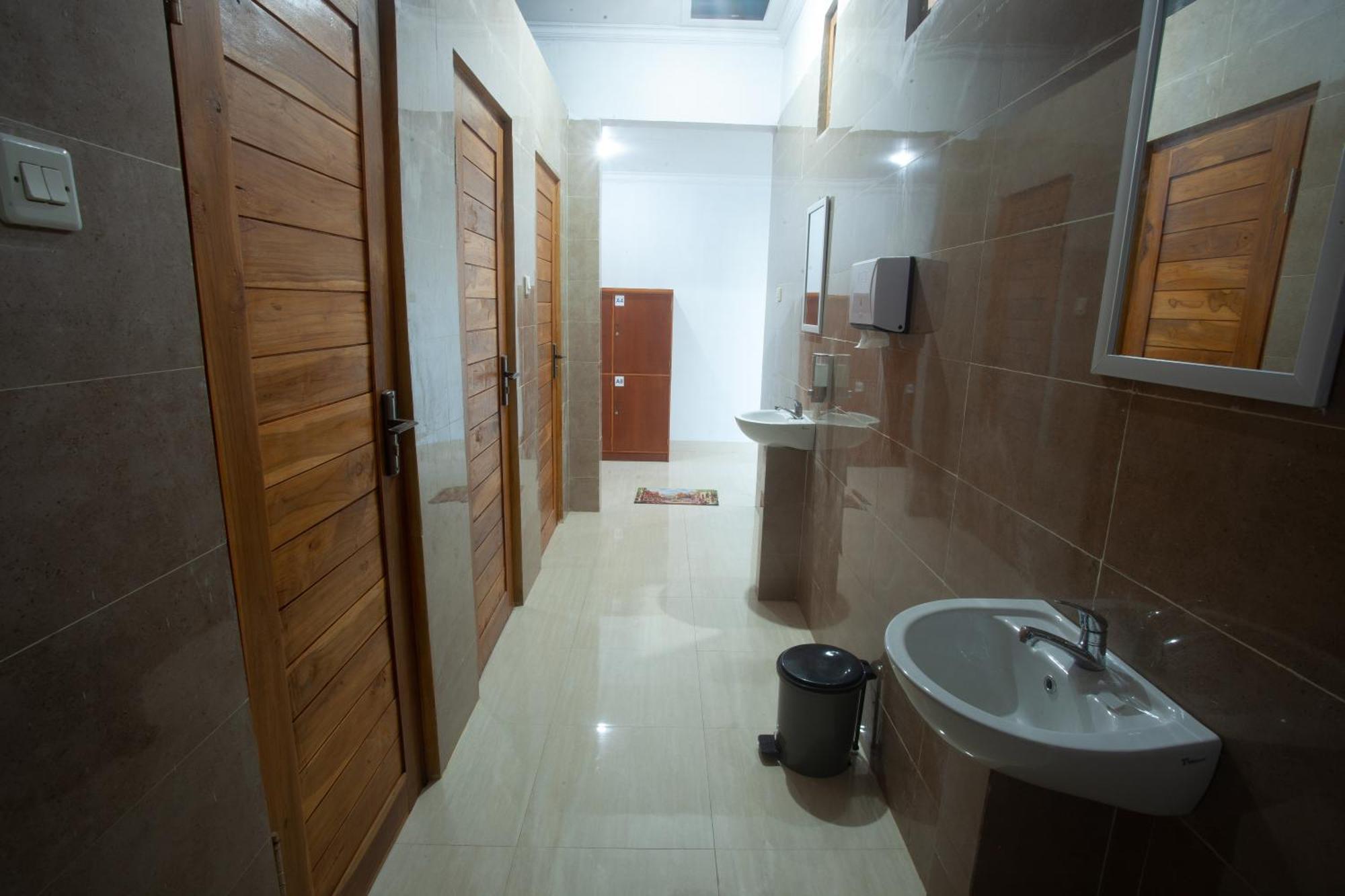 Lucky Hostel Batununggul Zewnętrze zdjęcie