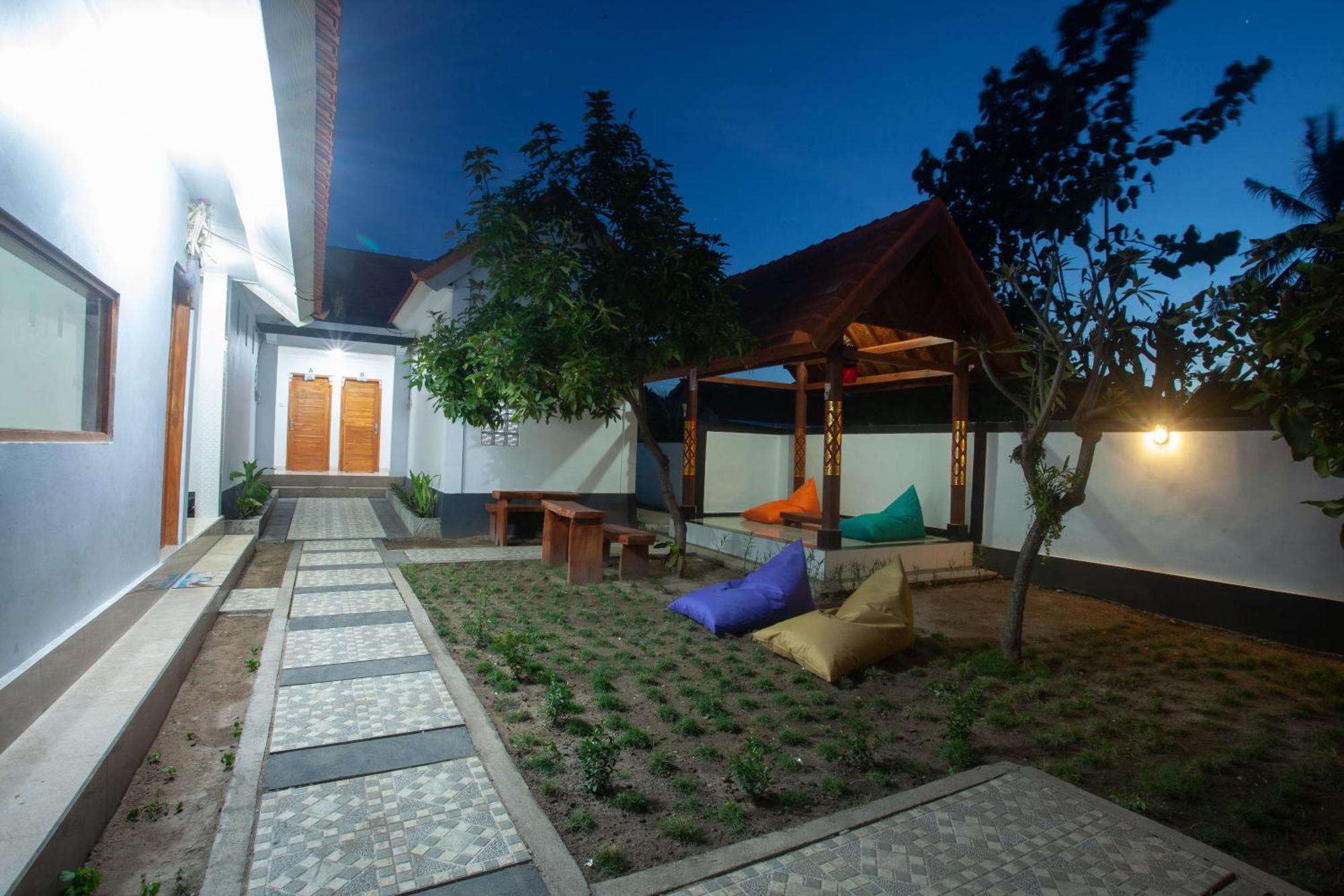 Lucky Hostel Batununggul Zewnętrze zdjęcie