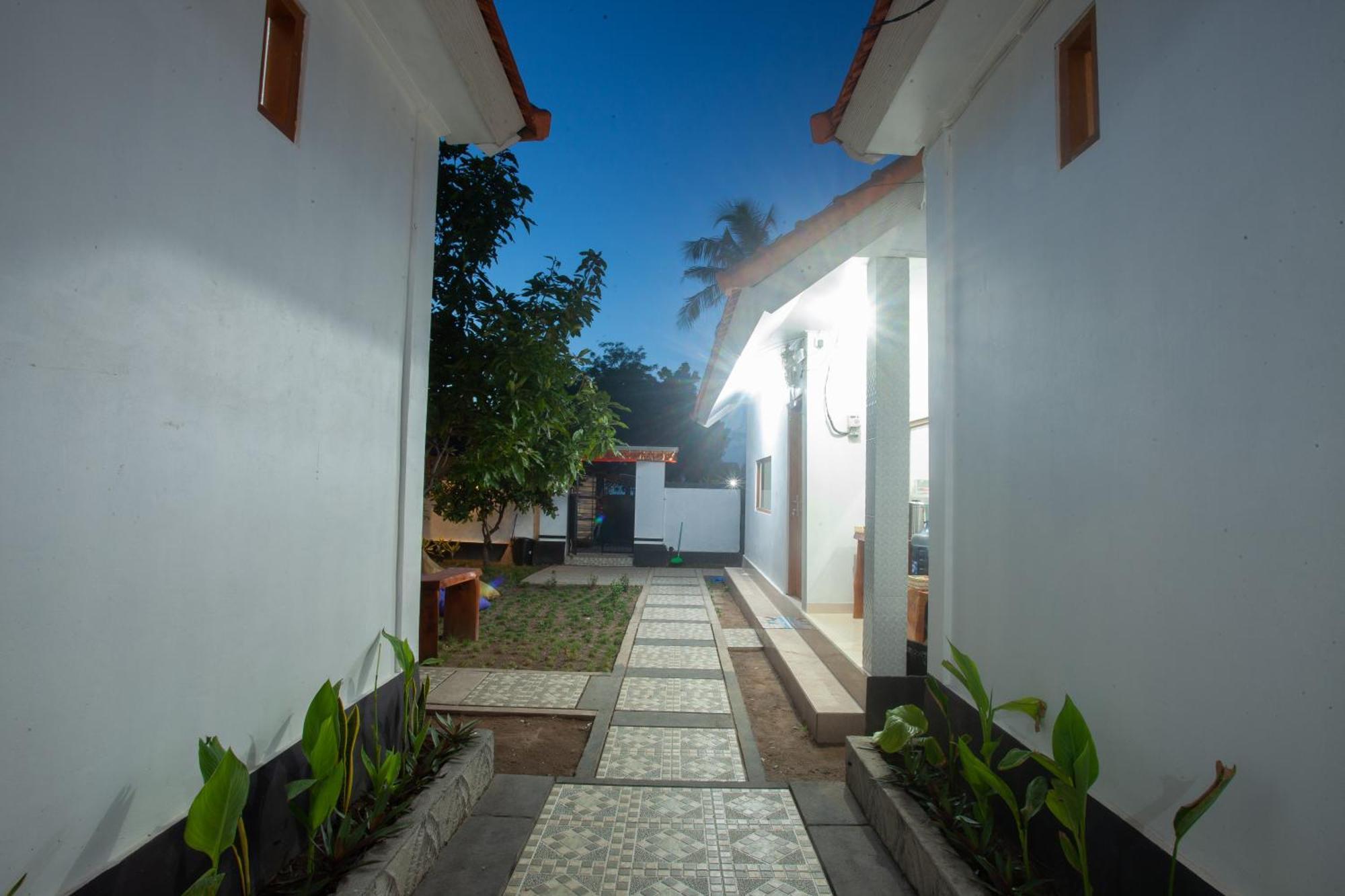 Lucky Hostel Batununggul Zewnętrze zdjęcie