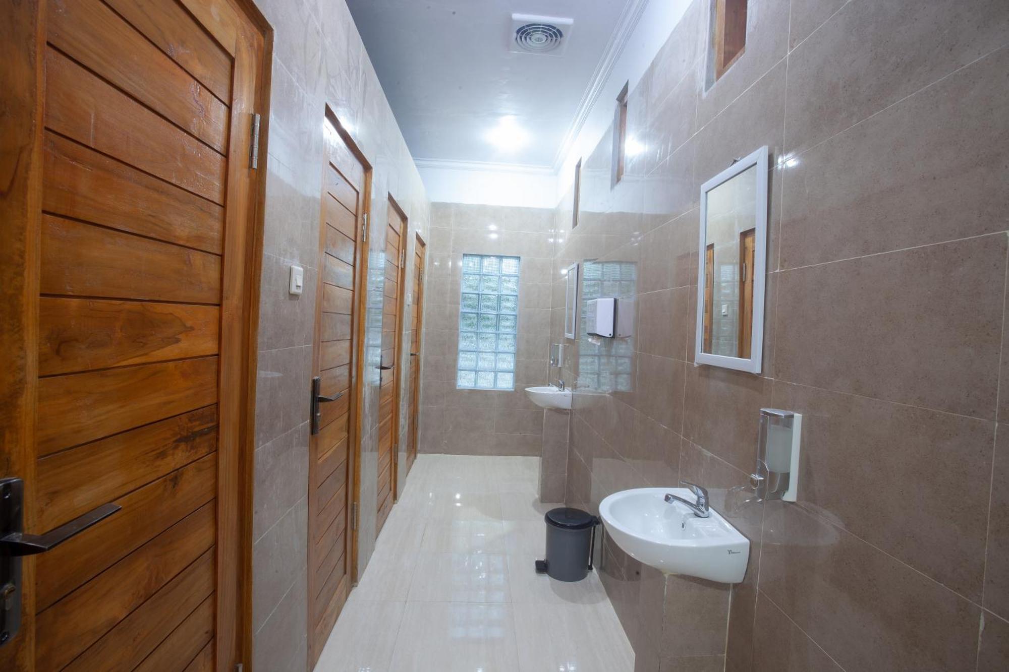Lucky Hostel Batununggul Zewnętrze zdjęcie