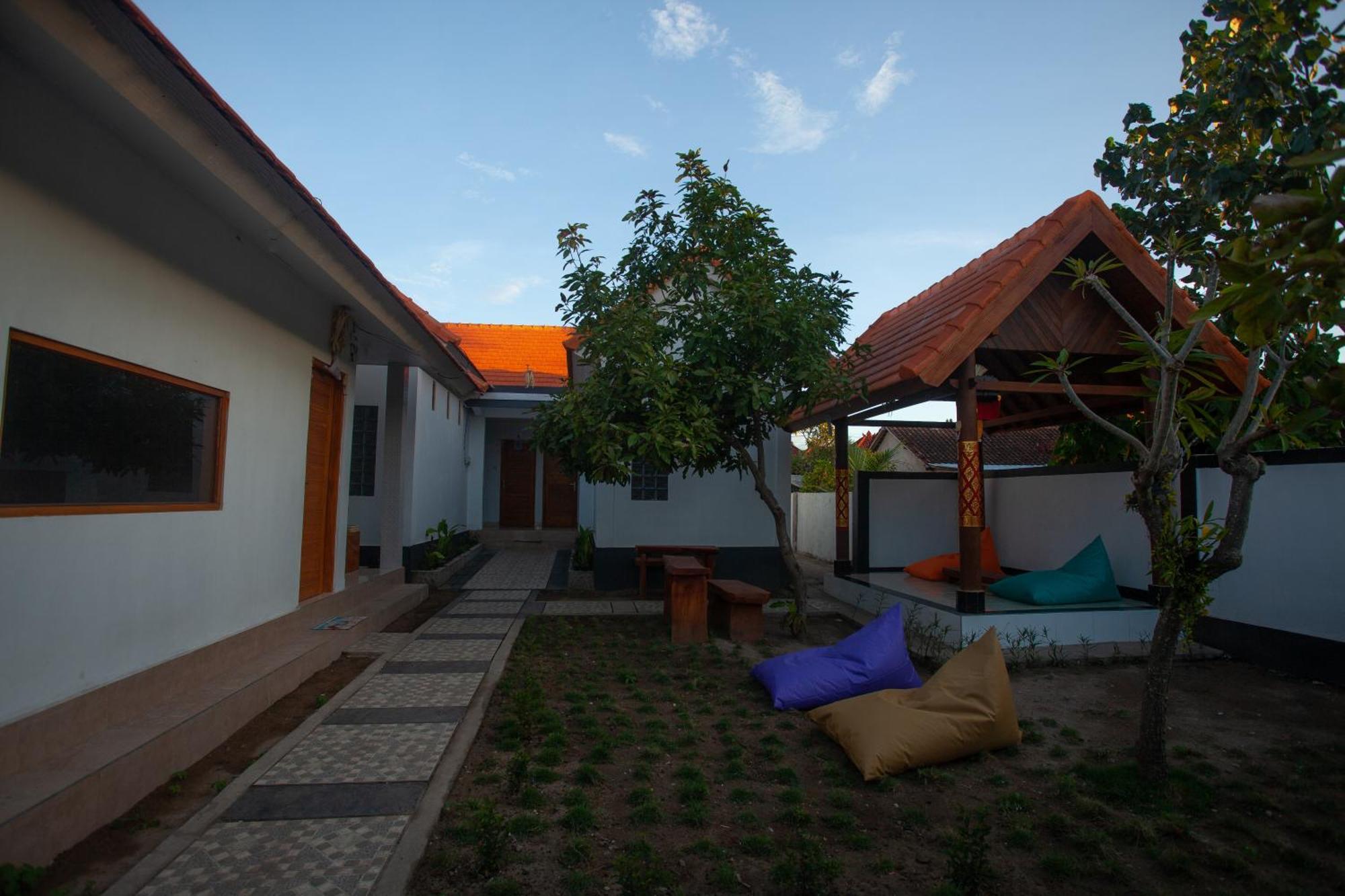 Lucky Hostel Batununggul Zewnętrze zdjęcie
