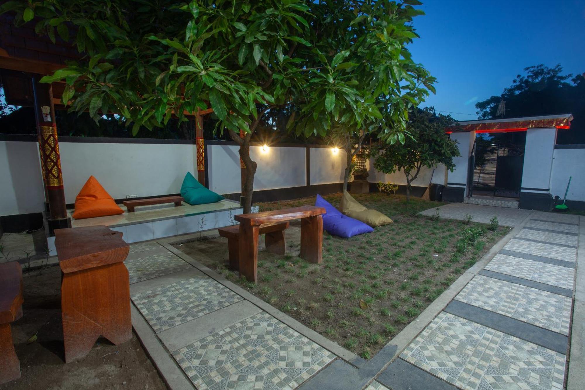 Lucky Hostel Batununggul Zewnętrze zdjęcie