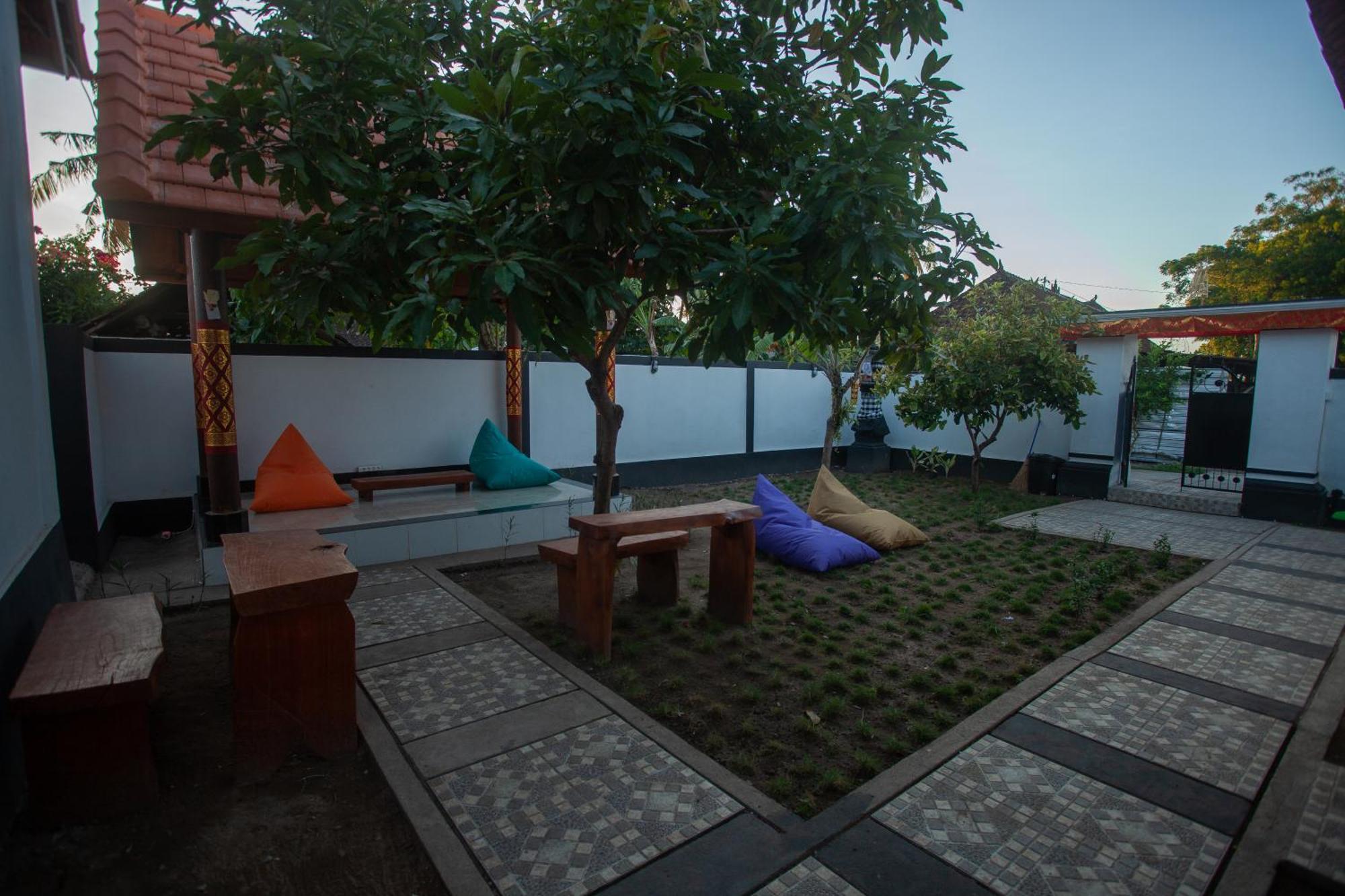 Lucky Hostel Batununggul Zewnętrze zdjęcie