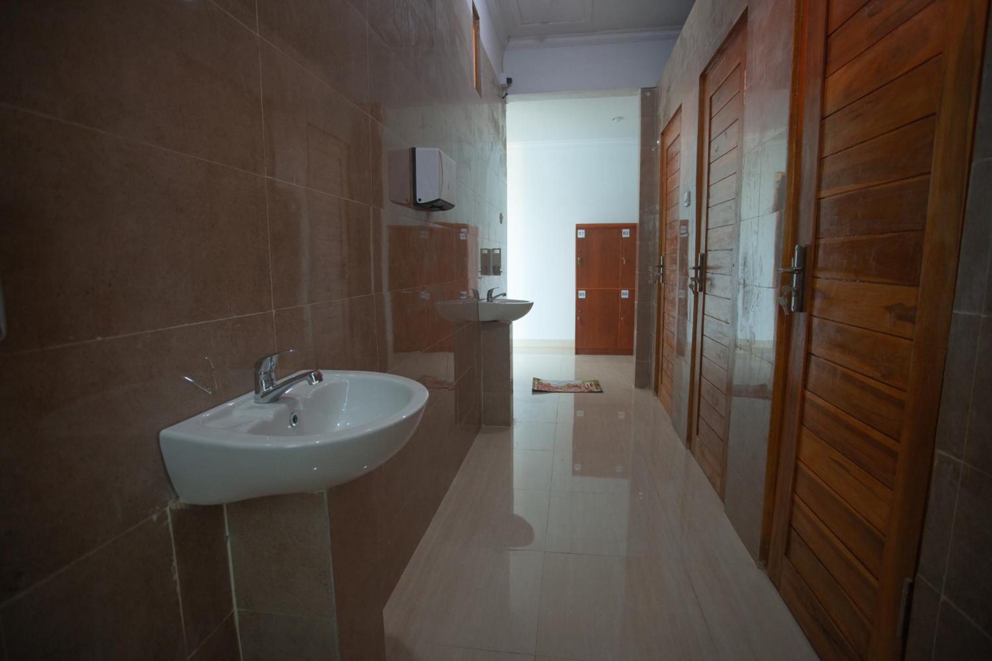 Lucky Hostel Batununggul Zewnętrze zdjęcie
