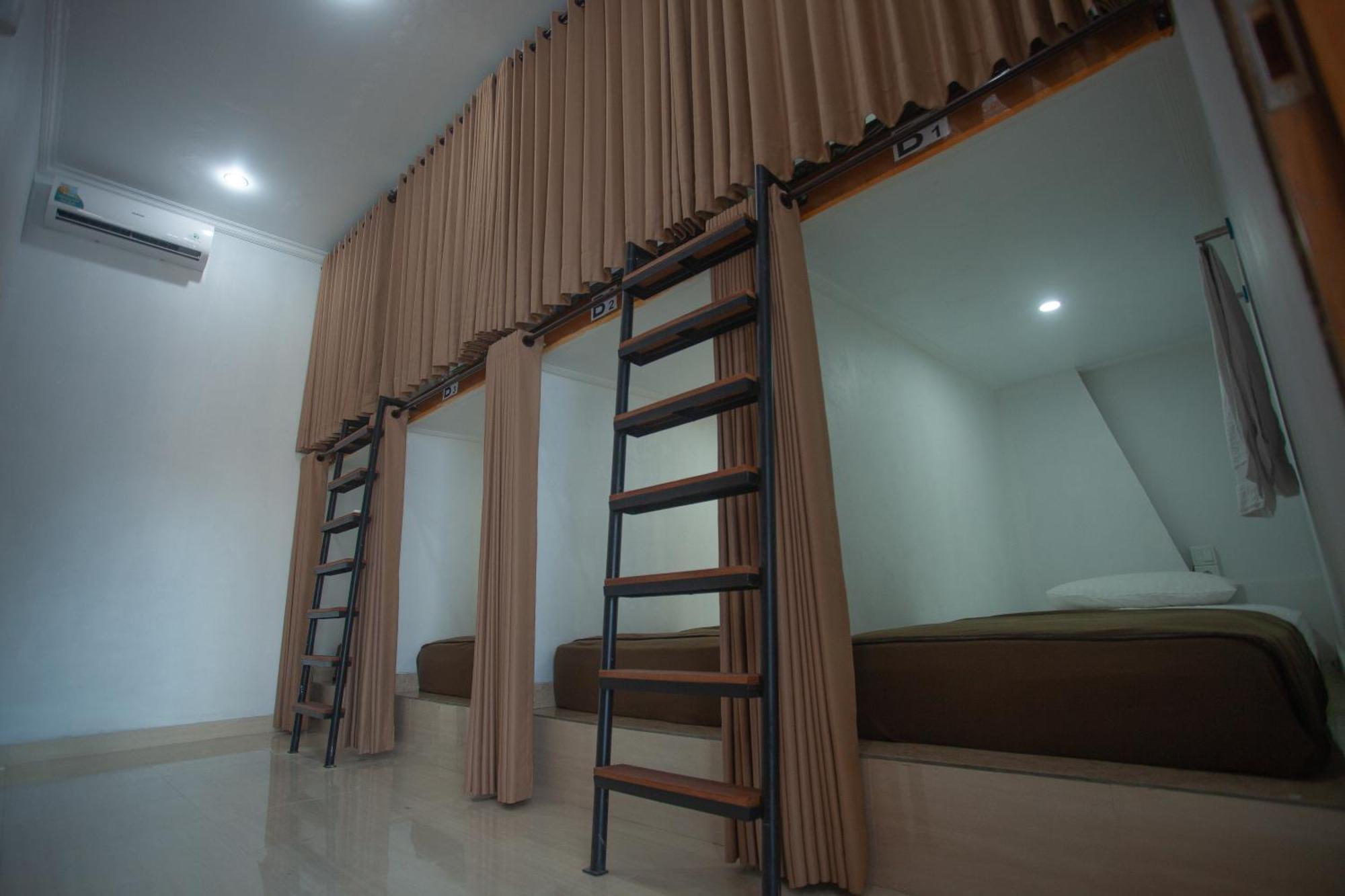 Lucky Hostel Batununggul Zewnętrze zdjęcie