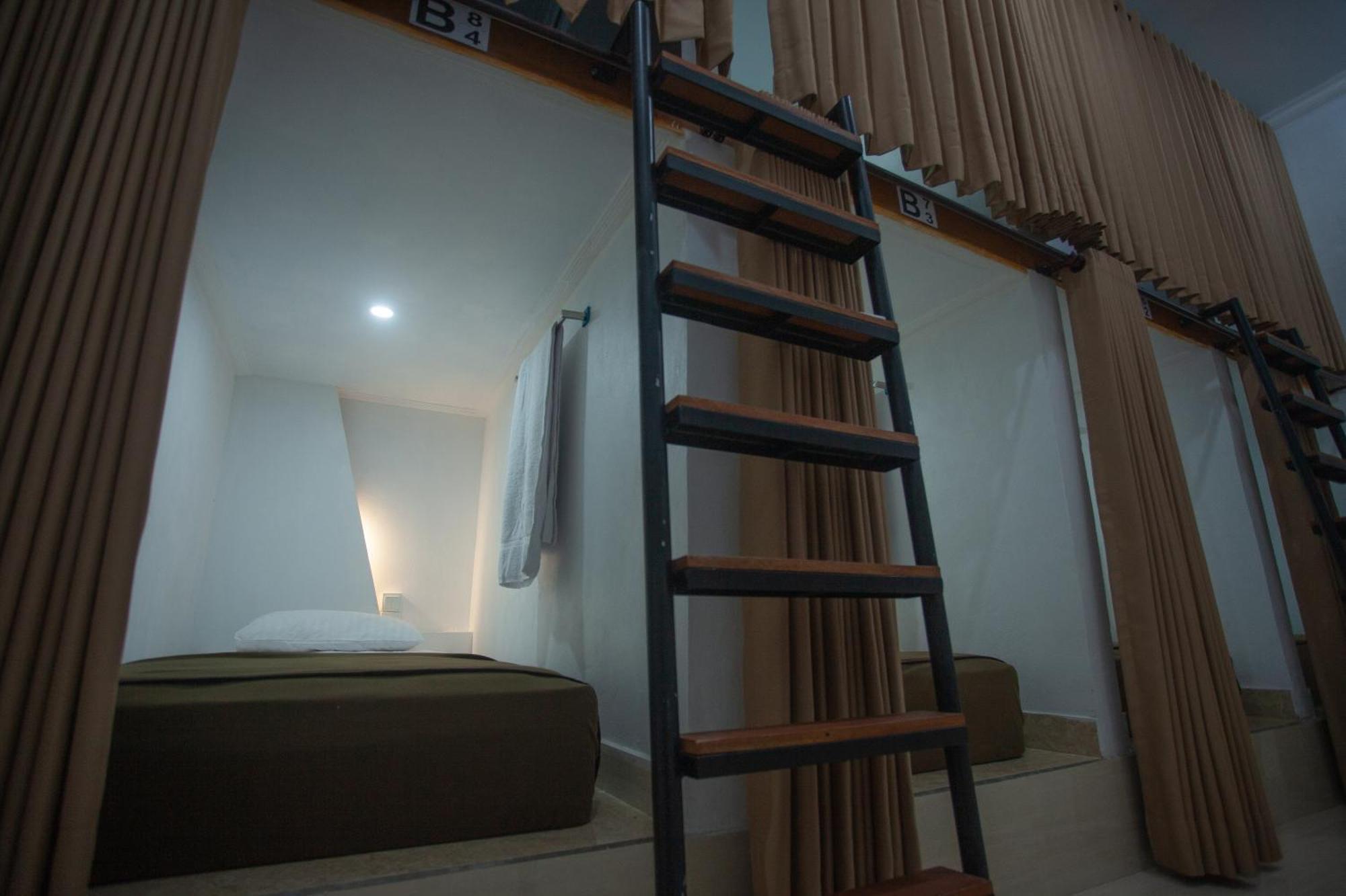 Lucky Hostel Batununggul Zewnętrze zdjęcie