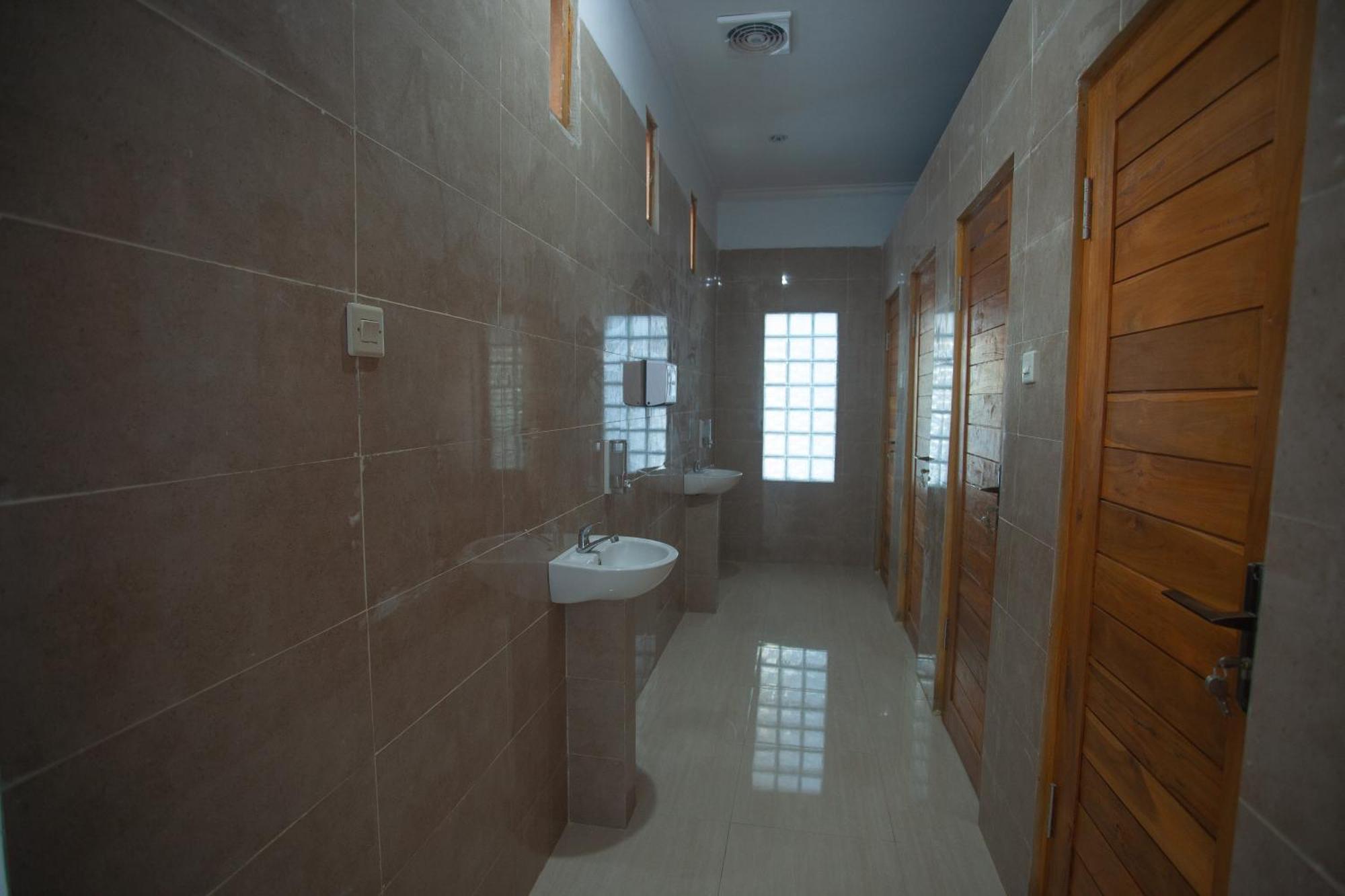Lucky Hostel Batununggul Zewnętrze zdjęcie