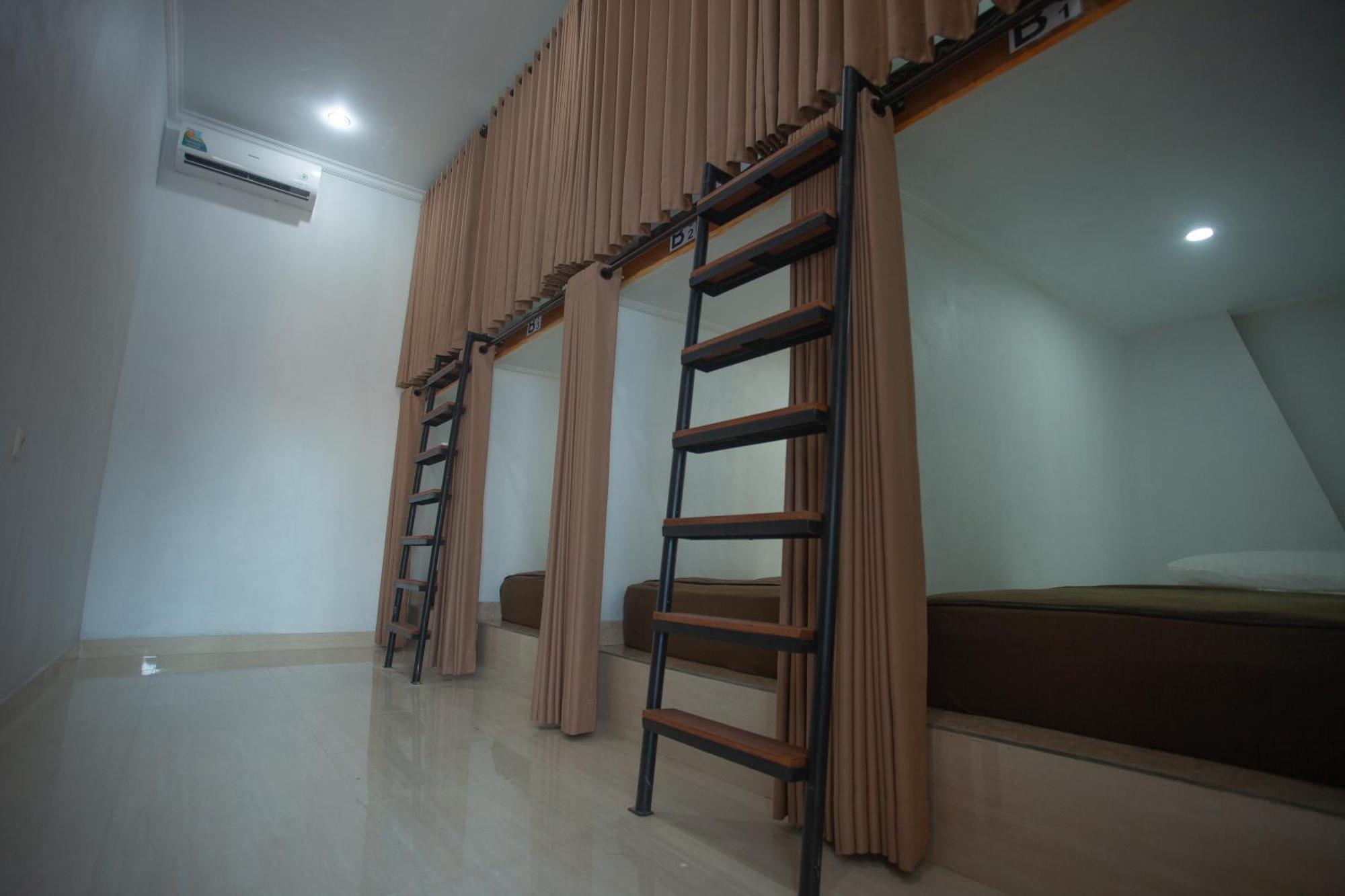 Lucky Hostel Batununggul Zewnętrze zdjęcie