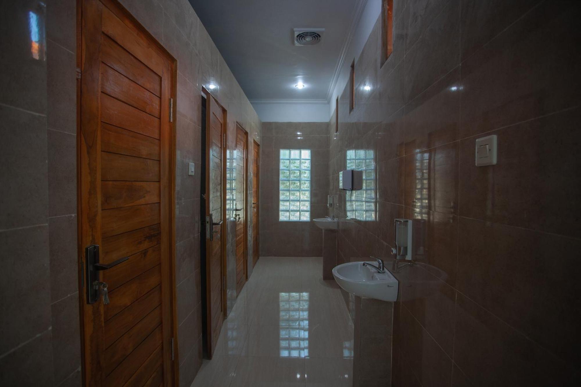 Lucky Hostel Batununggul Zewnętrze zdjęcie