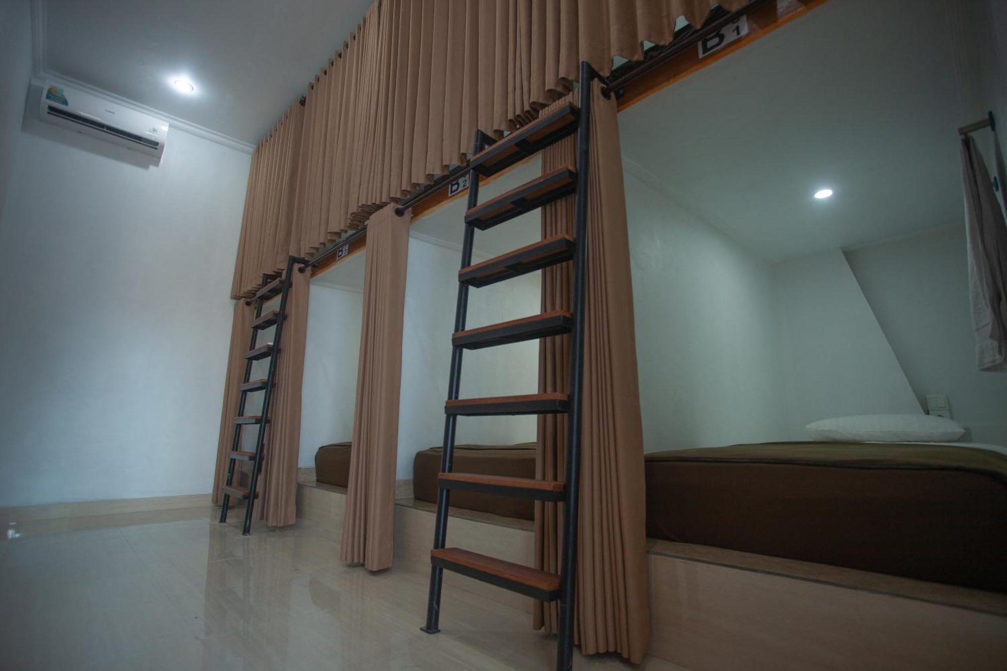 Lucky Hostel Batununggul Zewnętrze zdjęcie