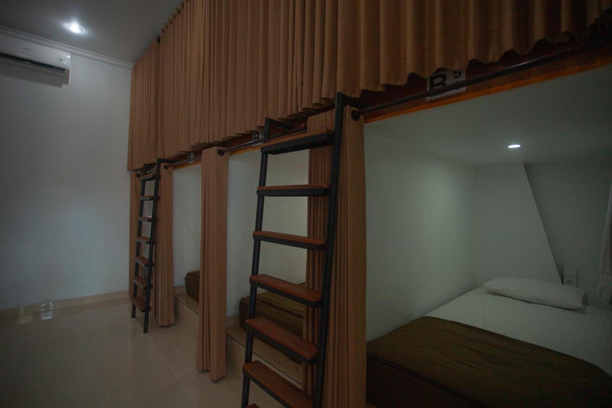 Lucky Hostel Batununggul Zewnętrze zdjęcie
