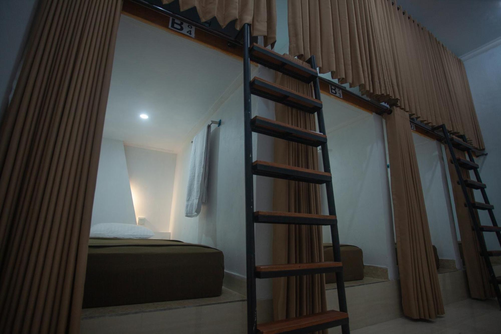Lucky Hostel Batununggul Zewnętrze zdjęcie