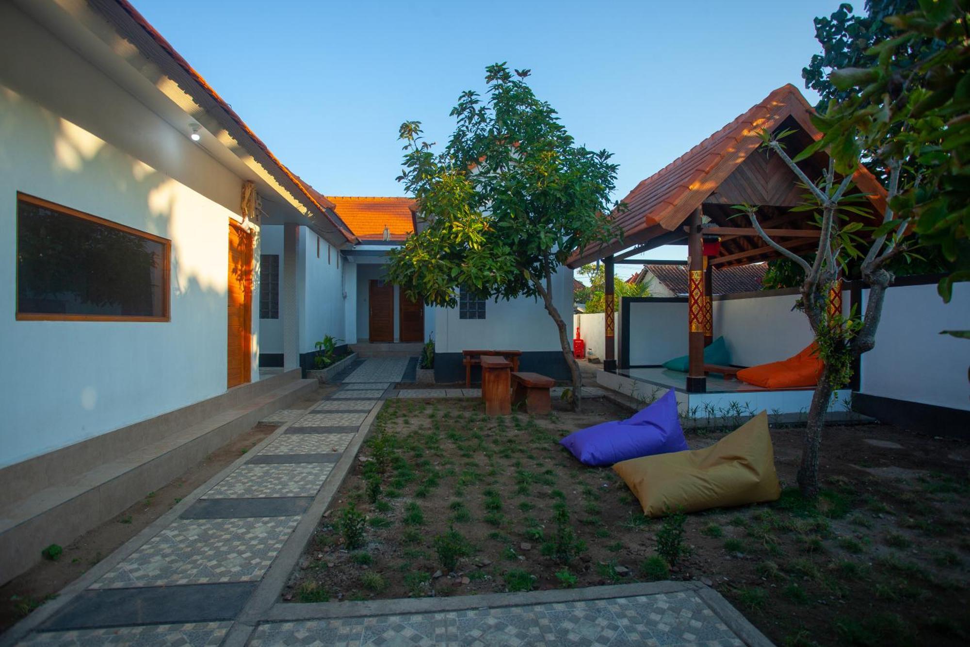 Lucky Hostel Batununggul Zewnętrze zdjęcie